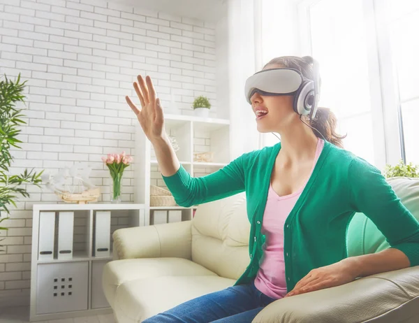 Vrouw in Virtual Reality Bril. — Stockfoto