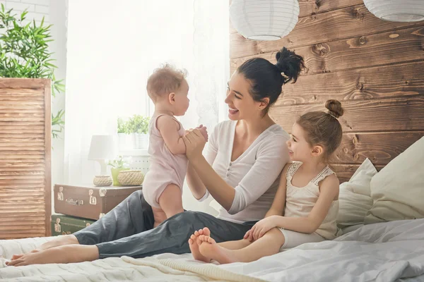 Glücklich liebende Familie. — Stockfoto