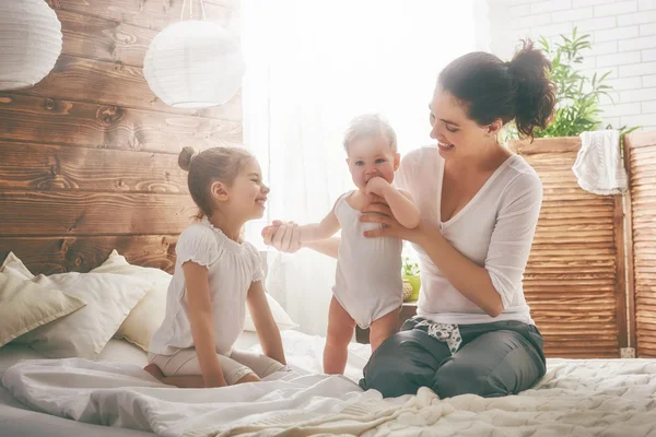 Gelukkige liefdevolle familie. — Stockfoto