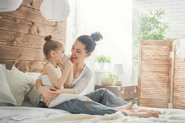 Mutlu sevgi dolu aile. — Stok fotoğraf