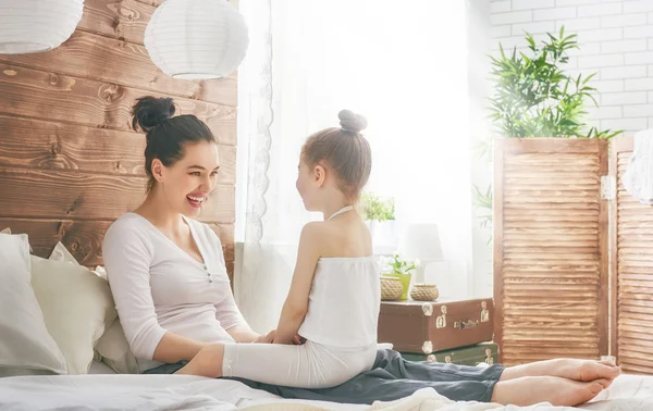 Glücklich liebende Familie. — Stockfoto