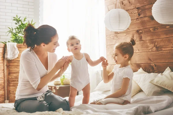 Glücklich liebende Familie. — Stockfoto