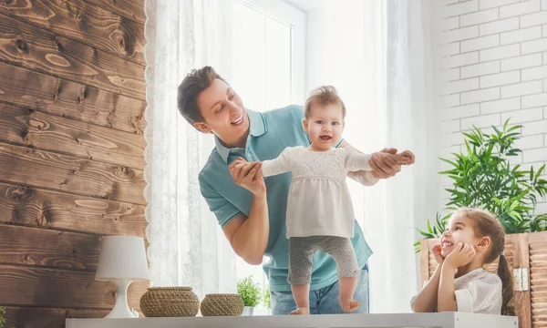 Padre e le sue figlie — Foto Stock