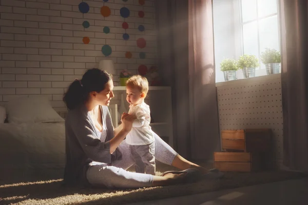 Mutlu sevgi dolu aile. — Stok fotoğraf