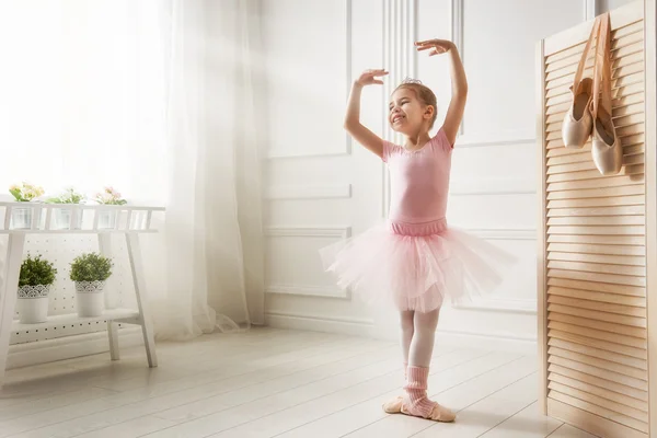 Menina em um tutu rosa — Fotografia de Stock