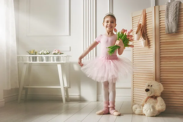 Meisje in een roze tutu — Stockfoto