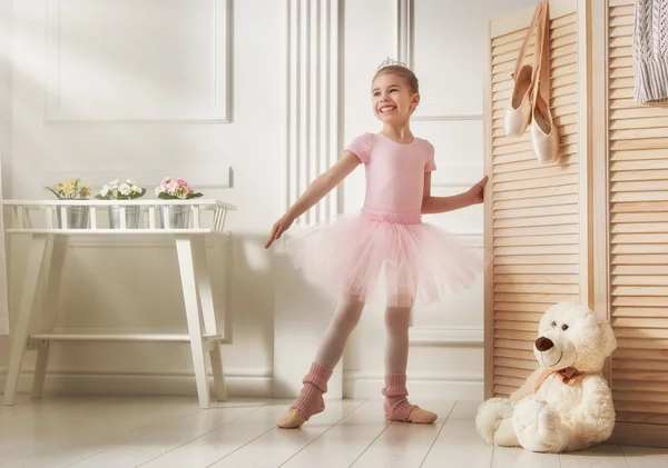 Menina em um tutu rosa — Fotografia de Stock