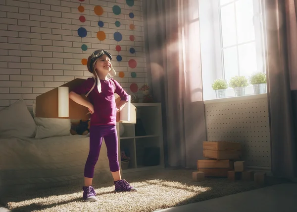 Niño juega en un traje de astronauta — Foto de Stock