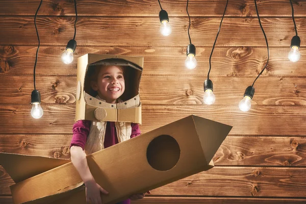 Meisje speelt astronaut — Stockfoto