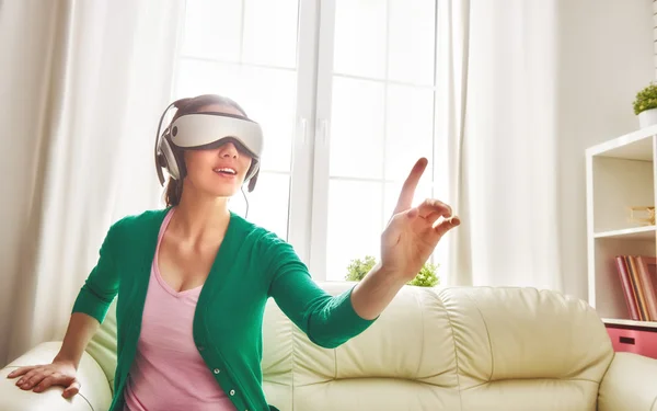 Donna in realtà virtuale Occhiali — Foto Stock