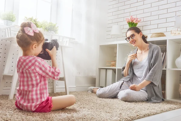 Mãe e filha fazendo foto — Fotografia de Stock