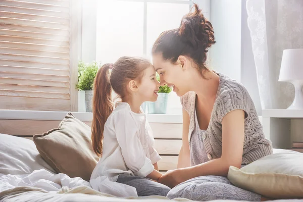 Glücklich liebende Familie — Stockfoto