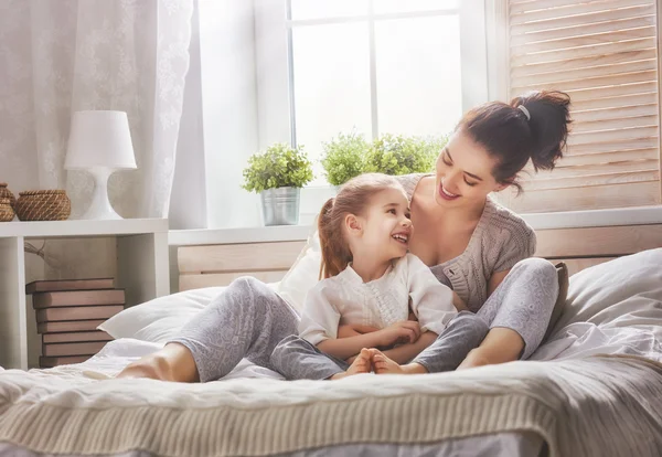 Gelukkige liefdevolle familie — Stockfoto