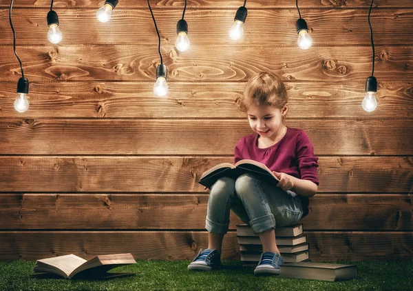 Mädchen liest ein Buch — Stockfoto