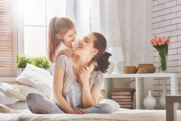 Glücklich liebende Familie — Stockfoto