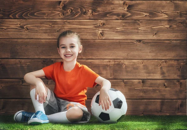 Meisje speelt voetbal. — Stockfoto