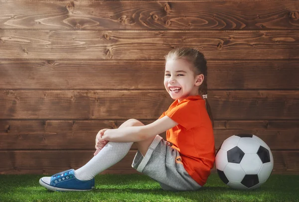 Κοριτσάκι που παίζει ποδόσφαιρο. — Φωτογραφία Αρχείου