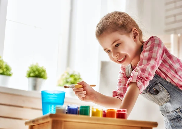 Niño dibuja pinturas — Foto de Stock