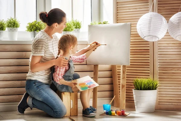 Mother and daughter paint — Stock Photo, Image