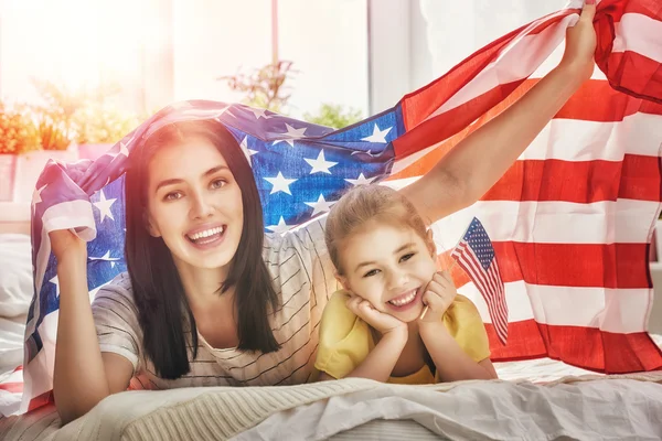 Patriotiska semester och lycklig familj — Stockfoto