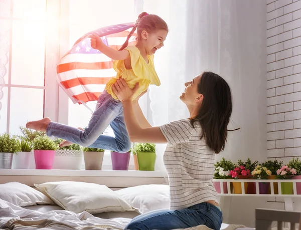 Férias patrióticas e família feliz — Fotografia de Stock