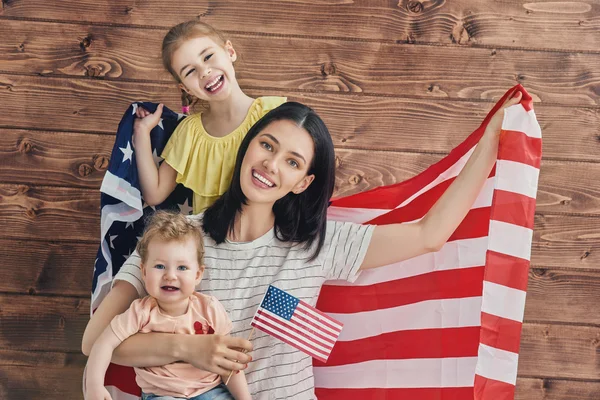 Patriotiska semester och lycklig familj — Stockfoto