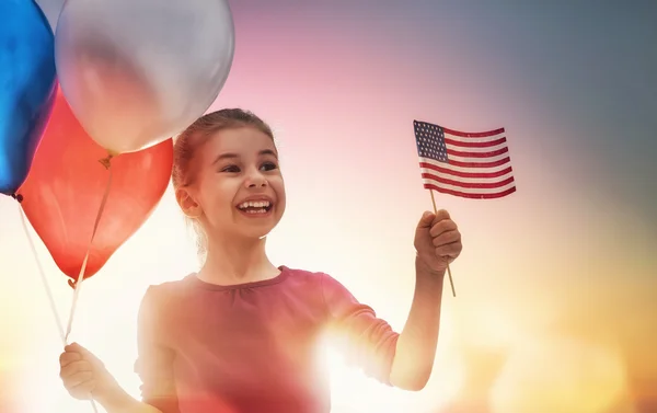 Patriotischer Urlaub und glückliches Kind — Stockfoto