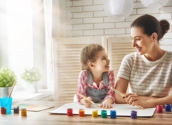 Mor och dotter tillsammans måla — Stockfoto