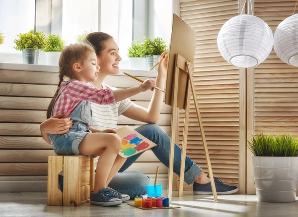 Mãe e filha juntos pintar — Fotografia de Stock