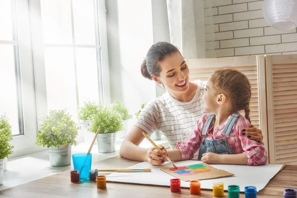 Madre e hija juntas pintan — Foto de Stock