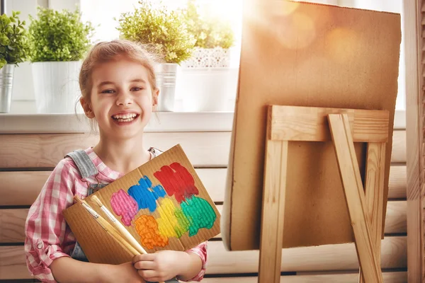 Criança desenha pinturas — Fotografia de Stock