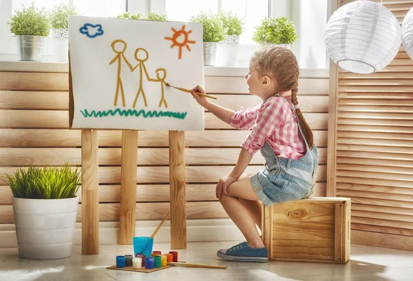 Ребенок рисует краски — стоковое фото