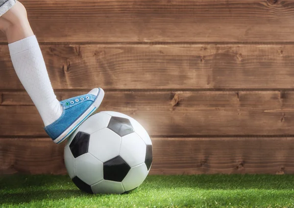 Criança joga futebol . — Fotografia de Stock