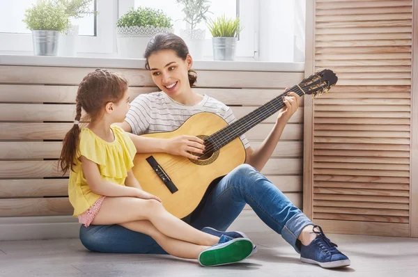 Anne ve kızı gitar çalmak — Stok fotoğraf