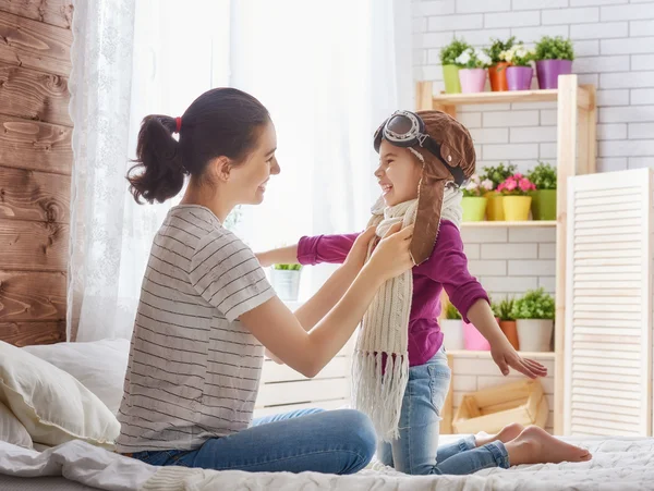 Mãe e criança menina jogando — Fotografia de Stock