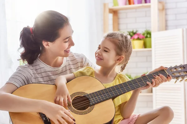 Mère et fille jouant de la guitare — Photo