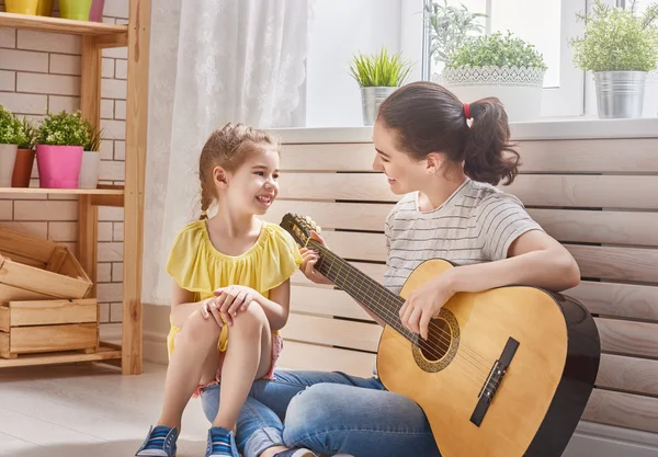 Matka i Córka, gra na gitarze — Zdjęcie stockowe