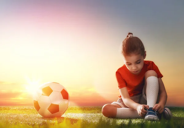 Kind speelt voetbal. — Stockfoto