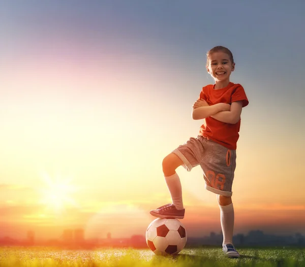 Çocuk futbol oynar. — Stok fotoğraf