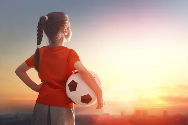 Niño juega fútbol . — Foto de Stock