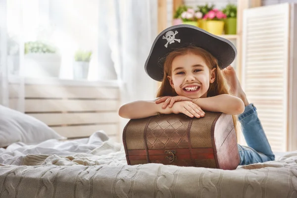 Chica en un traje de pirata — Foto de Stock