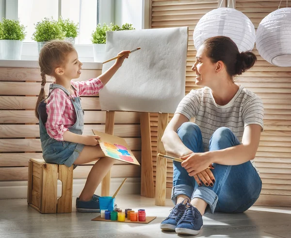 Mutter und Tochter malen zusammen — Stockfoto