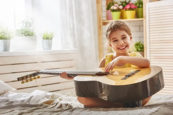 Ragazza suonare la chitarra — Foto Stock