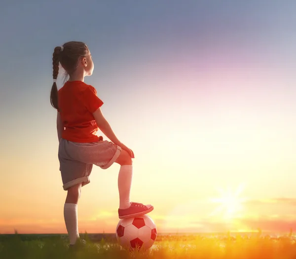 Niño juega fútbol — Foto de Stock