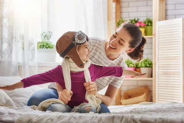 Madre e bambina giocare — Foto Stock