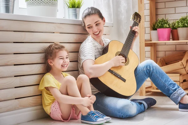 Mor och dotter spela gitarr — Stockfoto