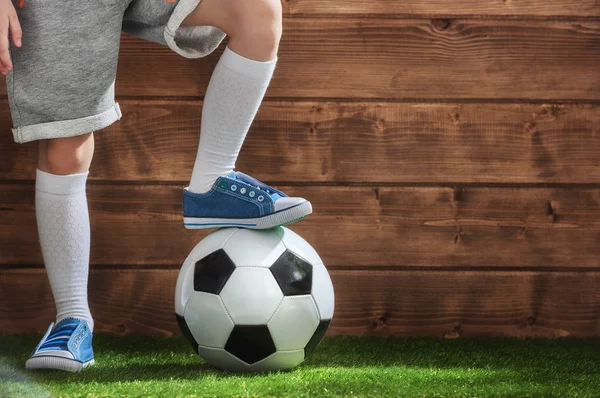 Niño juega fútbol — Foto de Stock