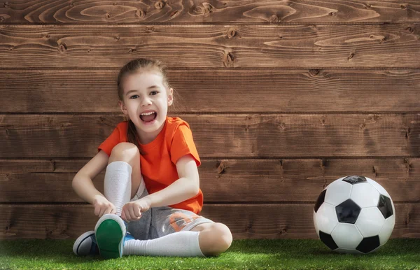Meisje speelt voetbal — Stockfoto