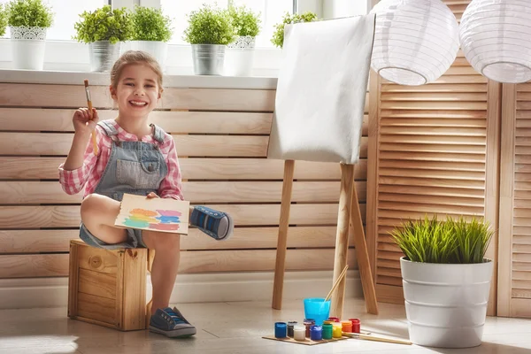 Child draws paints — Stock Photo, Image