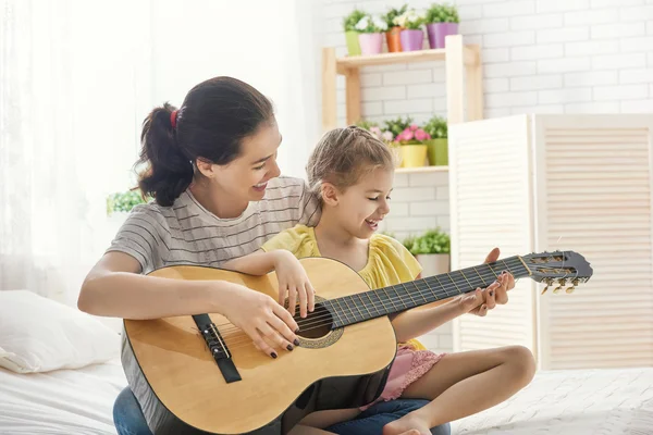 母と娘のギターを演奏 — ストック写真